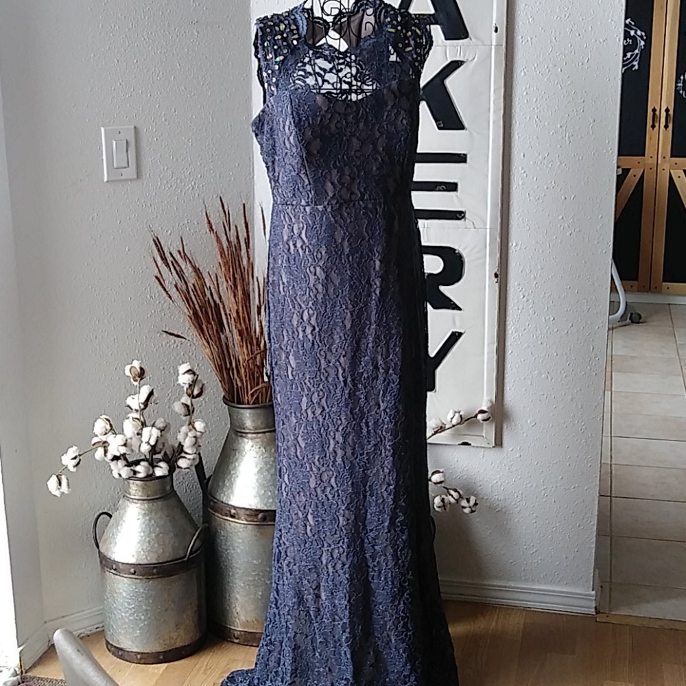 Formal Dress - Picture 2 of 4